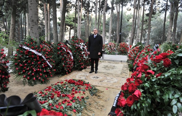 Prezident Cəlal Əliyevin məzarını ziyarət etdi - FOTOLAR